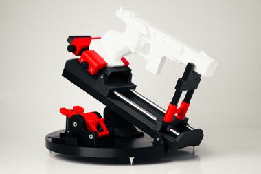 Pour le para tir sportif, un support pour mieux saisir le pistolet et le charger à une main