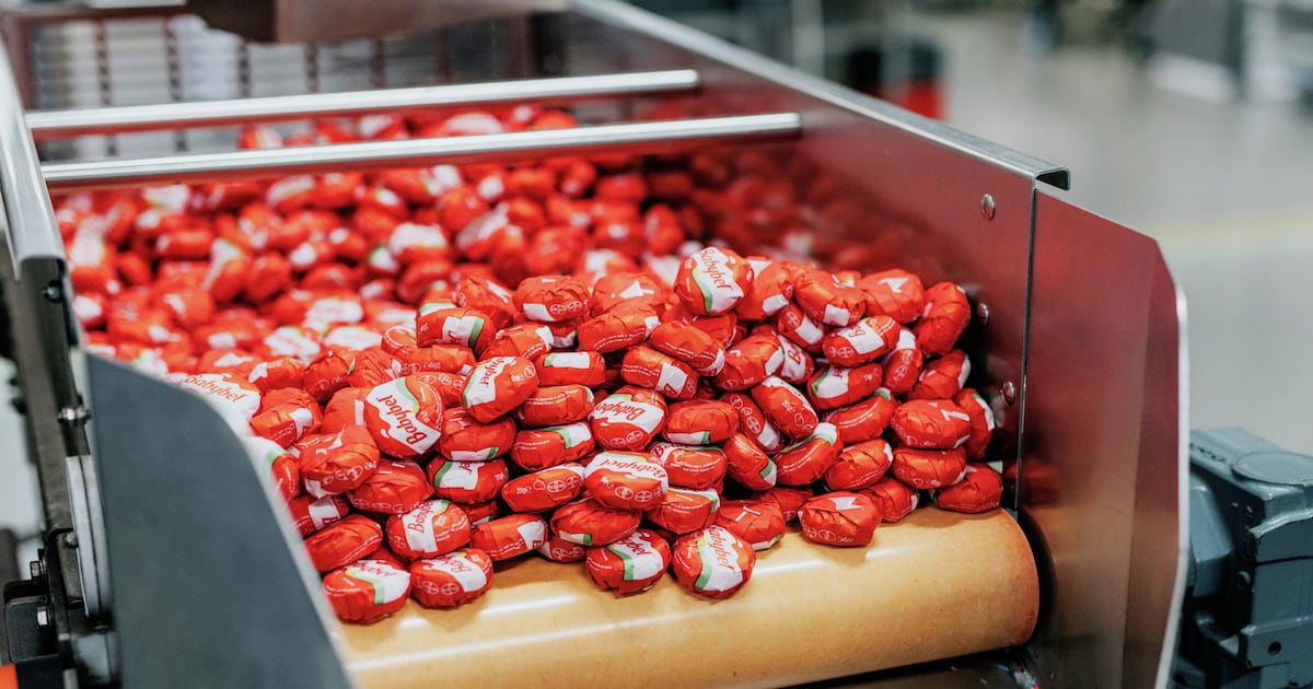 Agro : pour améliorer le bilan carbone de ses Babybel, Bel va se passer d’emballage en cellophane (mais pas question de toucher à la cire rouge !)