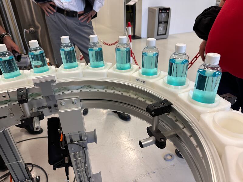 La mini-ligne remplit des flacons de 250 et 500 ml.