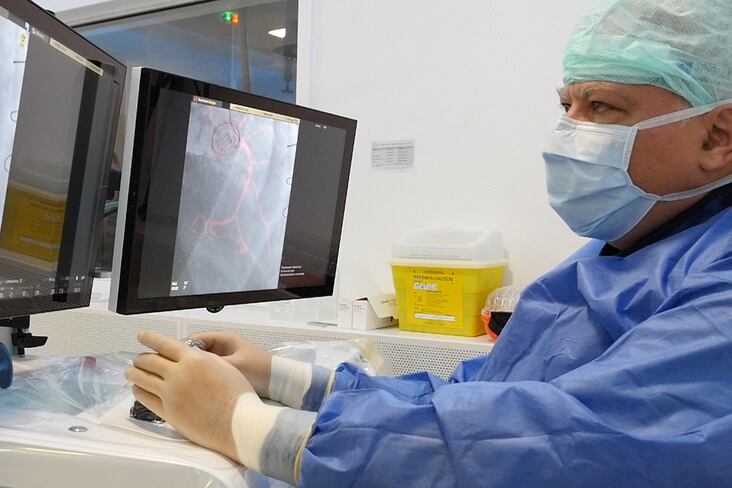 Un chirurgien utilise le système R-One pour conduire à distance une opération de chirurgie cardiovasculaire