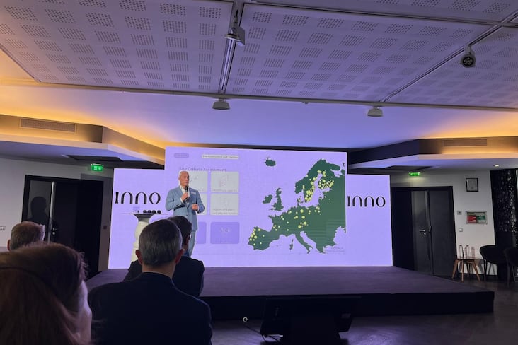 A l'évènement organisé par InnoEnergy sur le CO2 biogénique, Jeremiah Dutton présente Midstrom, jeune start-up se positionnant sur l'agrégation de ce CO2 pour sa revalorisation ou son stockage. Derrière lui, une carte des principaux sites émetteurs de CO2 biogénique en Europe.