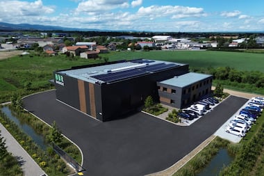 Il produit des systèmes de stockage d’énergie sur mesure : pour monter en cadence, BBR Énergie a ouvert un nouveau site dans la Loire