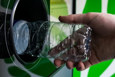 Plan plastique : comment la crispation autour de la consigne pour recyclage freine l’avancée des discussions