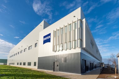 Elle fabrique des implants intraoculaires pour soigner la cataracte : l’usine Zeiss Meditec de Périgny se dote de nouvelles lignes de production ultra-modernes