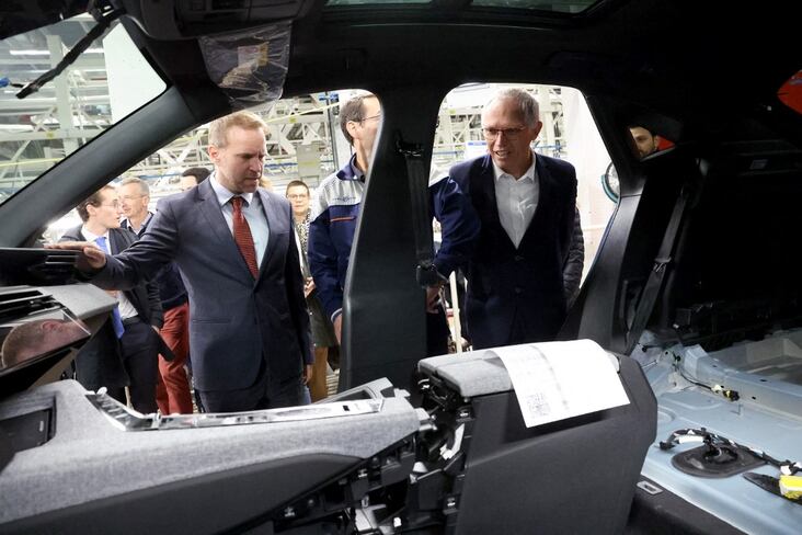 AFP NE PAS REUTILISER Marc Ferracci et Carlos Tavares