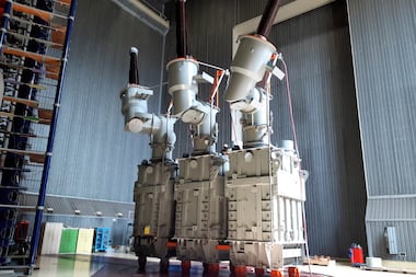 Une demande multipliée par quatre, des délais de livraison qui s’allongent et des prix qui flambent : pourquoi la France manque de transformateurs électriques de haute puissance