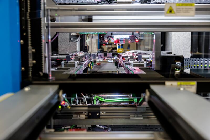Pour s'assurer de la bonne soudure des composants sur les cartes, les machines de Matra Electronique mettent en oeuvre un processus spécifique par phase vapeur à 240°C et sous vide. 