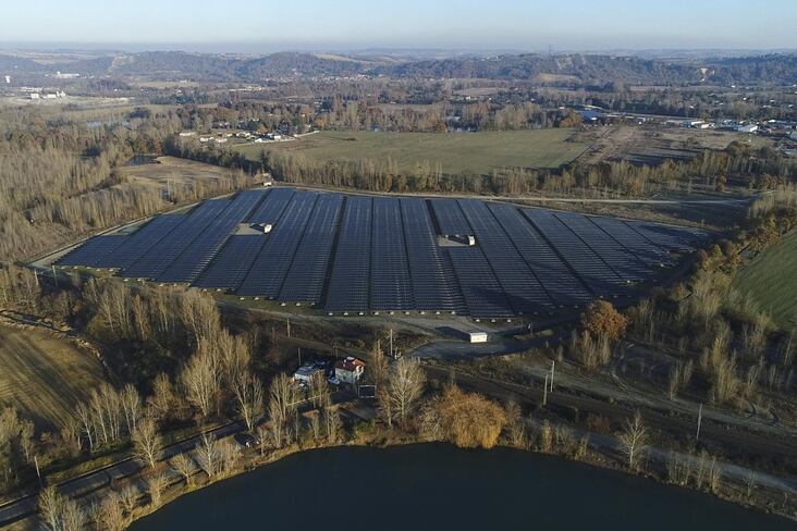 Une centrale au sol réalisée par Urbasolar sur une ancienne gravière, à Lavernose (Haute-Garonne).