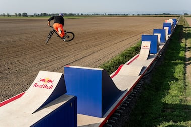 Faire des figures en VTT sur un train de containers en mouvement, c’est possible !