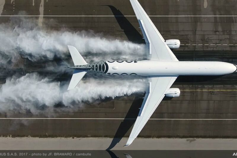 en-images-l-airbus-a350-1000-barbotte-sur-la-piste