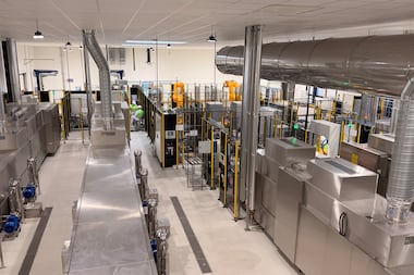 450 tonnes de plastique à usage unique en moins par an : à Villeneuve-la-Garenne, Semelog inaugure une usine robotisée de lavage de contenants en inox