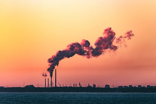 Stratégie de décarbonation des industries : comment composer entre conformité règlementaire et démarche volontaire ?