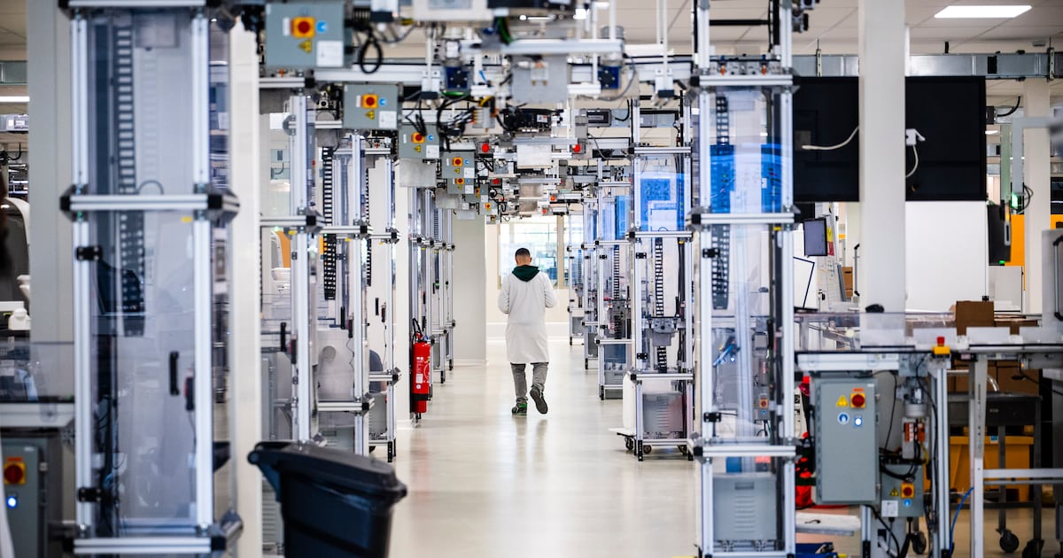Porté par l’engouement autour de ses lunettes connectées, EssilorLuxottica continue de rafler la mise (mais la concurrence est en embuscade)