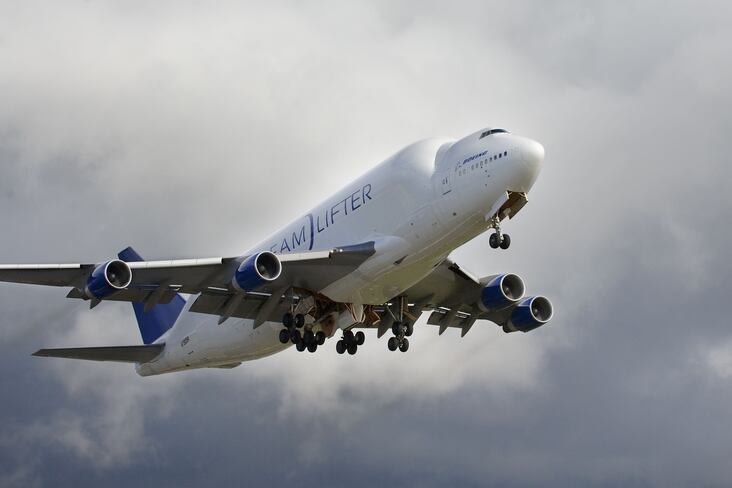 Le 787 Dreamlifter illustre la mondialisation de Boeing. C'est un 747 reconfiguré pour transporter des ailes et fuselages.