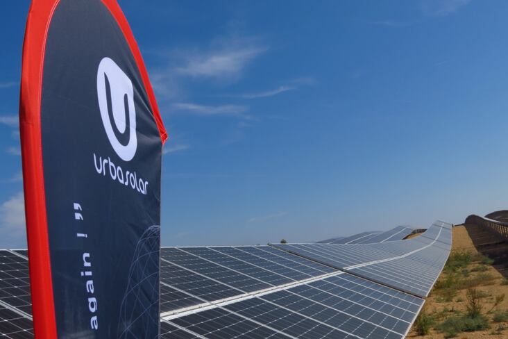 La centrale photovoltaïque d’Urbasolar de Saint-Paul-lez-Durance dispose d’une capacité de production de 4,34 MW et sert également à la recherche sur les réseaux électriques intelligents.